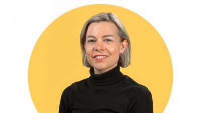 person som tittar in i kameran
