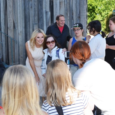 Sanna Nielsen bland sina fans under presstillfället inför Allsång på Skansen 2016