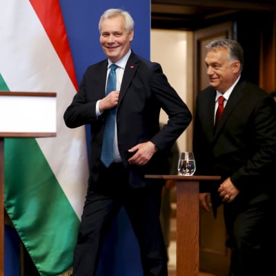 Antti Rinne och Viktor Orbán efter ett möte i Budapest.