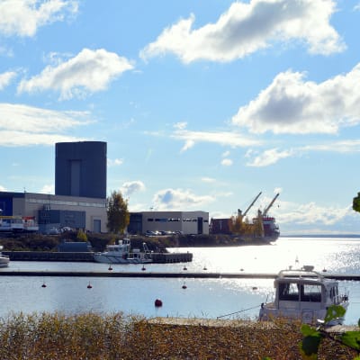 Hamnmiljö och hav.