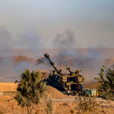 Israelin tankki ja muuta sotakalustoa Israelin ja Gazan rajalla.
