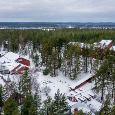 Piispalan leirikeskuksen rakennuksia ilmasta kuvattuna.