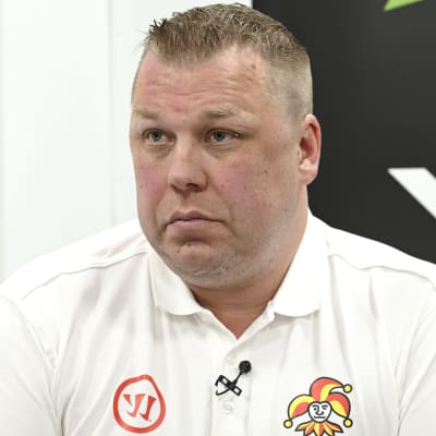 Jokerits huvudtränare Tero Määttä ser butter ut.