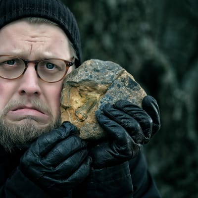 toimittaja Markku Sipi ja vanha fossiili