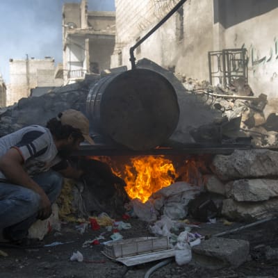 Belägrade civila i östra Aleppo tillverkar sitt eget bränsle av plastskräp. Över 80 liter bränsle produceras per vecka för generatorer och räddningsfordon