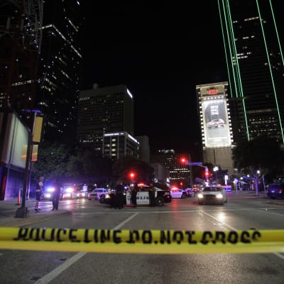 Stort polispådrag i centrum av Dallas efter att elva poliser blivit beskjutna 8.7.2016