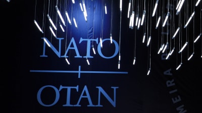 Strålande lampor över Natos symboler på toppmöte i Lissabon