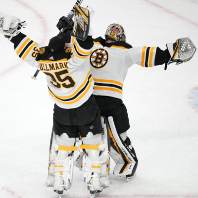 Boston Bruins målvakter firar på isen efter att laget vunnit över Vegas Golden Knights.