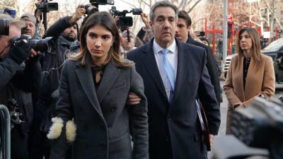 Michael Cohen med fru på väg in till domstolen.