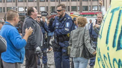 En polis står i en folkmassa i Åbo.