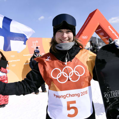 Enni Rukajärvi med den finländska flaggan i OS