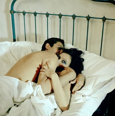 Marcello Mastroianni och Anna Karina ligger i en säng och kramar om varandra.