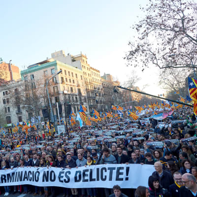 Demonstranter på gatan i Barcelona.