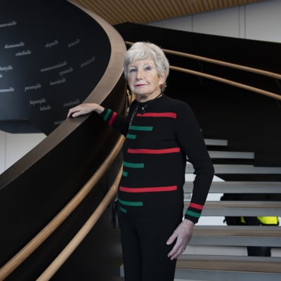 Irene Leets kuvattuna Helsingin keskustakirjastossa Oodissa.
