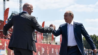 Infantino och Putin skakar hand