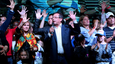 Vänsterns presidentkandidat Gustavo Petro (i mitten) i kampanjhögkvarteret i Bogotá minuterna efter att resultatet i presidentvalet blivit klart. 