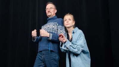 Dan Idman och Jennifer Karlsson på en mörk scen. Raseborgs sommarteater