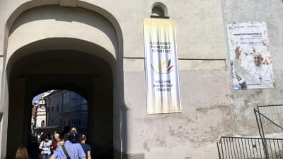 Morgongryningens port in till Vilnius gamla stad har banderoll med ett välkomstbudskap åt påve Franciskus