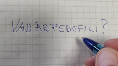 Texten "Vad är pedofili?" På ett rutigt papper.