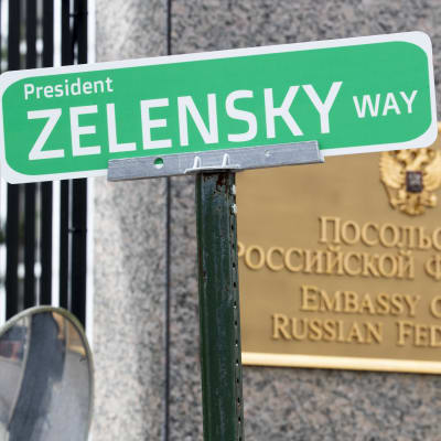 En skylt med texten "President Zelensky Way", President Zelenskyjs gata, framför ryska ambassaden i Washington D.C.