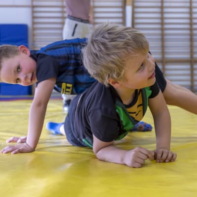 Lasten painitunti Harjun Woiman painisalissa Jyväskylässä.