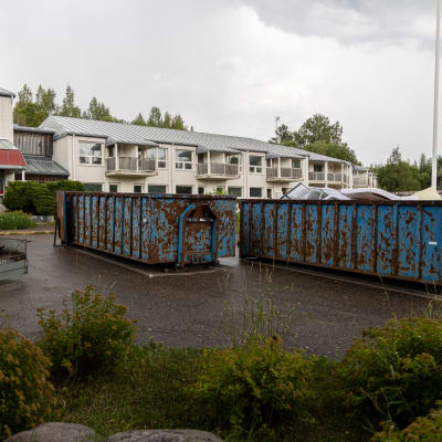 Imatran vastaanottokeskusta tyhjennetään, pihalla kontteja tavaroita varten.