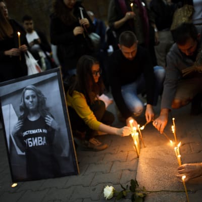 Protestanter tänder ljus vid en minnesstund för den mördade journalisten Viktoria Marinova, Sofia, Bulgarien 8 oktober 2018