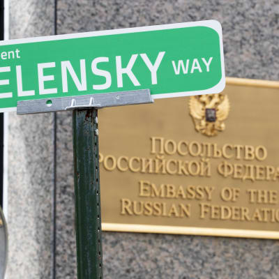 En skylt med texten "President Zelensky Way", President Zelenskyjs gata, framför ryska ambassaden i Washington D.C.