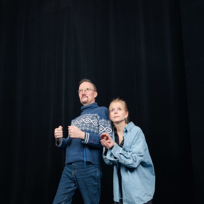 Dan Idman och Jennifer Karlsson på en mörk scen. Raseborgs sommarteater