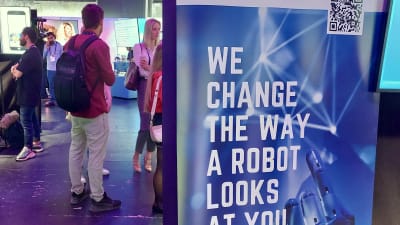 Ett AI-företags reklamskärm med texten "Vi förändrar sättet en robot ser på dig".