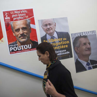 Fransk kvinna deltar i första valomgången i presidentvalet i Frankrike 2017