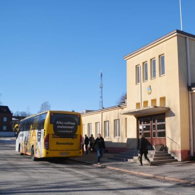 Lovisa busstation och Savonlinjas buss