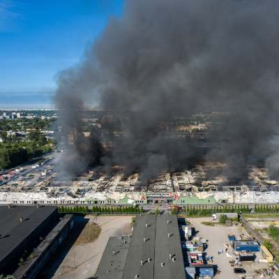 Svart brandrök stiger från shoppingcenters tak i Warszawa.