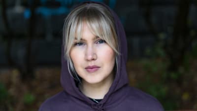 Wilma Ruohisto katsoo kameraan