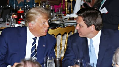 Donald Trump och Ron DeSantis vid samma bord i Florida i april 2021.