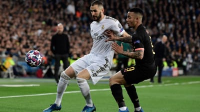 Karim Benzema och Gabriel Jesus kämpar om bollen