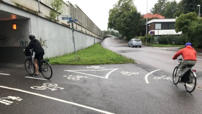 Två cyklister på cykelväg