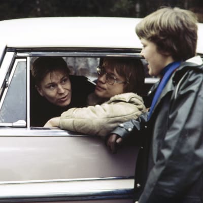 Kari Sorvali ja Veikko Aaltonen autossa elokuvassa Päivä ennen vuodelta 1978.