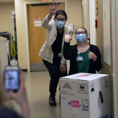 Studenter i USA poserar vid en låda med Pfizer-Biontechs covid-19-vaccin 