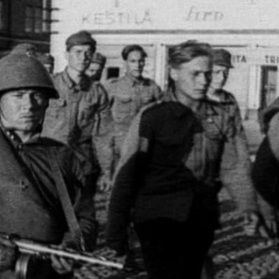 Suomalaisia sotavankeja Viipurissa (1944).