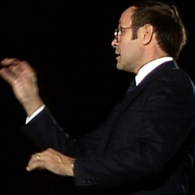 Tauno Satomaa johtaa kuoroa (1987).