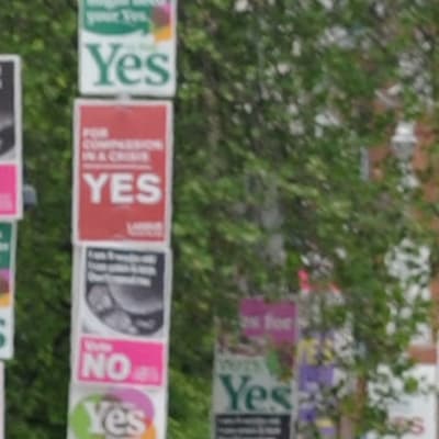 Gatubilden präglas av valaffischer inför folkomröstnignen om abort i Irland i maj 2018.