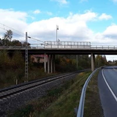 Sastamalan Kiikan ylikulku- ja risteyssiltaa pitkin kantatie 44 ylittää maantie 249:n sekä Tampereen-Porin välisen rautatien.