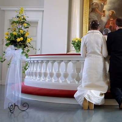 Brudpar i en kyrka