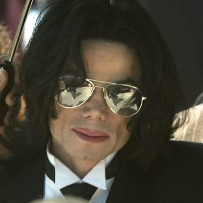Michael Jackson vinkar åt fansen.