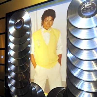 Väggplansch av en ung Michael Jackson omringad av CD-skivor.