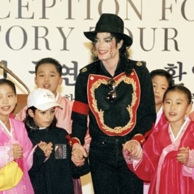 Michael Jackson omringad av barn i Seoul.