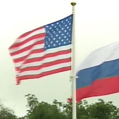 Rysslands och USA:s flagga