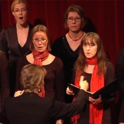 Evivakören uppträder på Svenska Teaterns scen