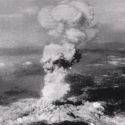 Atombomben exploderar över Hiroshima den 6 augusti 1945.